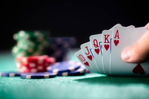 Live dealer revealing Lucky Twins outcome in HD studio